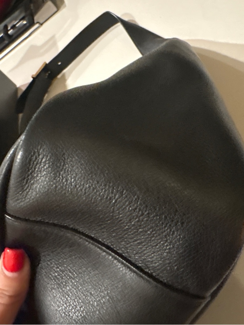 Saint Laurent LE 5 À 7 SUPPLE LARGE IN GRAINED LEATHER
BLACK - Picture 7 of 12